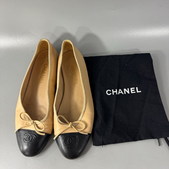 Vintage Chanel Beige and Black Leather Flats, Size 38 1/2 - Picture 1 of 15